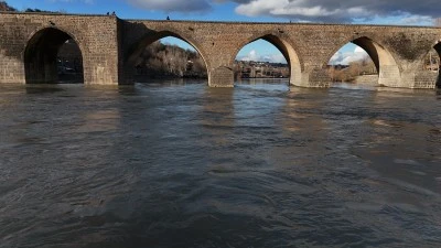 Diyarbakır&rsquo;da Dicle Barajı&rsquo;nda Kontroll&uuml; Su Tahliyesi: Valilikten Taşkın Uyarısı