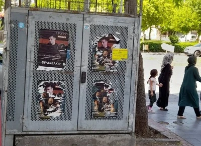 Diyarbakır’da Doğalgaz dağıtım kutusuna asılan afişler tehlike saçıyor!
