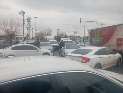 Diyarbakır&rsquo;da d&ouml;rt yol kavşağında trafik &ccedil;ilesi