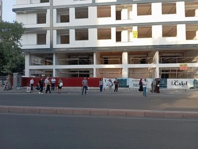 Diyarbakır&rsquo;da durak &ccedil;ilesi: G&uuml;neş altında bekliyorlar