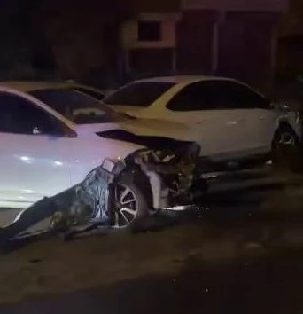 Diyarbakır'da Ehliyetsiz Sürücü Park Halindeki Araçlara Çarptı: 1 Yaralı