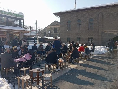 Diyarbakır&rsquo;da Eksi Derecelere Rağmen Ulu Camii &Ouml;n&uuml;nde &Ccedil;ay Keyfi S&uuml;r&uuml;yor