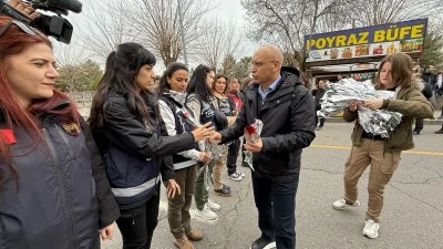 Diyarbakır'da emniyet müdüründen kadın polislere karanfil 