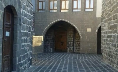 Diyarbakır’da Eski Taşları Sanata Dönüştürdü