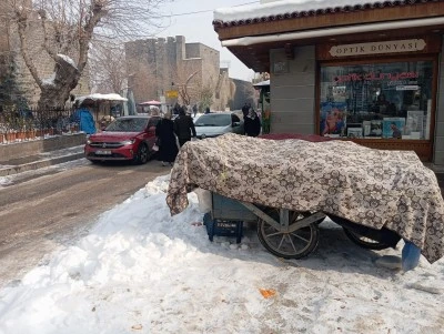 Diyarbakır&rsquo;da Esnaflar Yolların Kapalı Olmasından Şikayet&ccedil;i