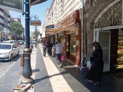 Diyarbakır&rsquo;da esnaflardan bakkal ve b&uuml;felere &ccedil;ağrı