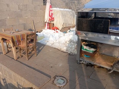 Diyarbakır&rsquo;da Esnaftan Kedilere Mama Desteği