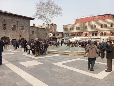 Diyarbakır&rsquo;da esnaftan mizahi &ccedil;&ouml;z&uuml;m