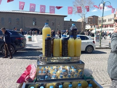 Diyarbakır&rsquo;da ev yapımı limonata ile ge&ccedil;imini sağlıyor