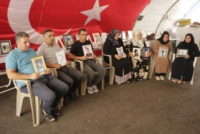 Diyarbakır'da Evlat Nöbeti Kavurucu Sıcağa Rağmen Sürüyor