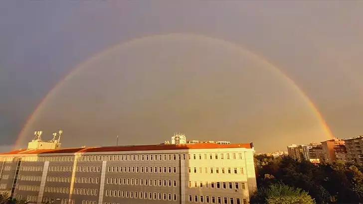 Diyarbakır’da Evlerin Çatısından “Mini Gökkuşağı” Düşüyor
