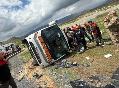 Diyarbakır'da Feci Kaza: 1 &Ouml;l&uuml; 13 Yaralı