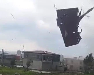 Diyarbakır&rsquo;da Fırtına &Ccedil;atıyı U&ccedil;urdu: O Anlar Kamerada