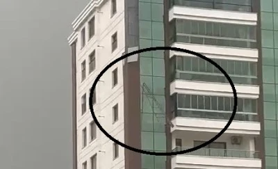 Diyarbakır'da Fırtına Lüks Apartmanın Dış Cephesindeki Demirleri Kopardı