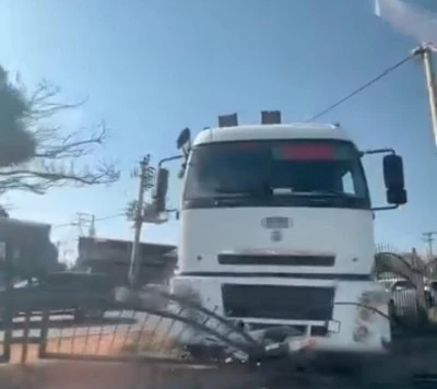 Diyarbakır'da Freni Boşalan Tır Refüje Çıktı