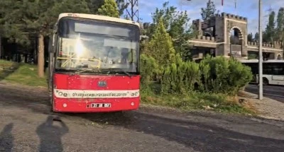 Diyarbakır&rsquo;da Freni Patlayan Halk Otob&uuml;s&uuml; Ref&uuml;jde Durabildi