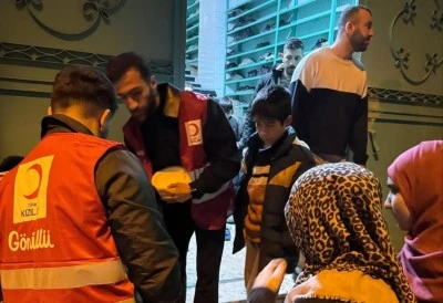 Diyarbakır&rsquo;da Gen&ccedil; Kızılay g&ouml;n&uuml;ll&uuml;lerinden Kadir gecesi&rsquo;nde anlamlı ikram