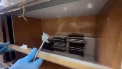 Diyarbakır’da Gizli Bölmeden 65 Telefon Çıktı