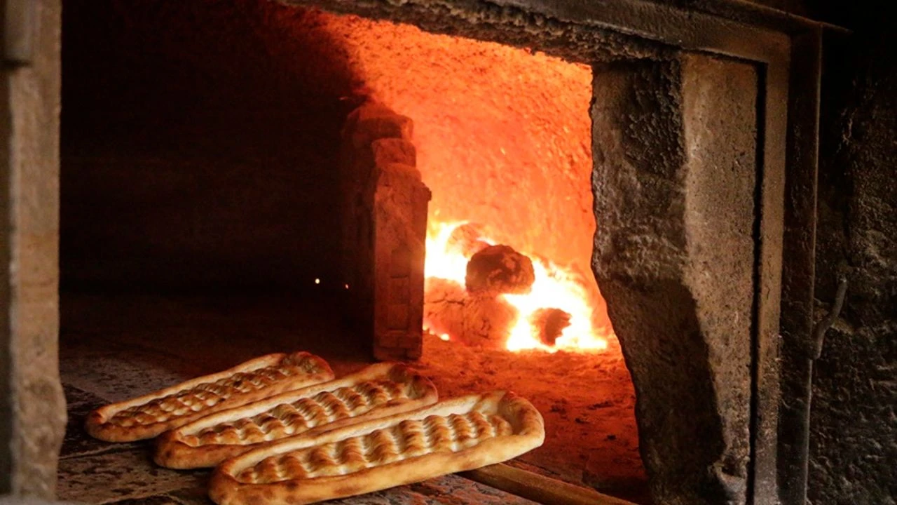 Diyarbakır'da Gölgelik Altında Ekmek Kavgası
