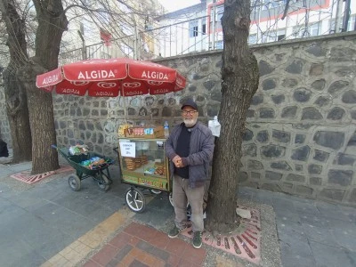 Diyarbakır'da g&ouml;rme engelli simit&ccedil;iden takdir toplayan davranış