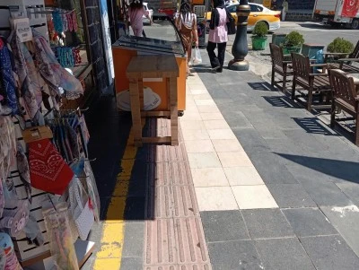 Diyarbakır&rsquo;da g&ouml;rme engellilerin yolunu esnaf eşyaları kapatıyor