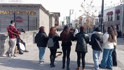 Diyarbakır'da G&uuml;neş y&uuml;z&uuml;n&uuml; g&ouml;sterdi halay ka&ccedil;ınılmaz oldu