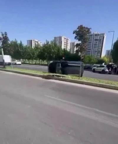 Diyarbakır&rsquo;da hafif ticari ara&ccedil; ref&uuml;je &ccedil;arpıp yan yattı: 1 yaralı