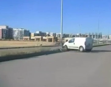 Diyarbakır&rsquo;da hafif ticari ara&ccedil; ref&uuml;je &ccedil;ıktı: 1 yaralı