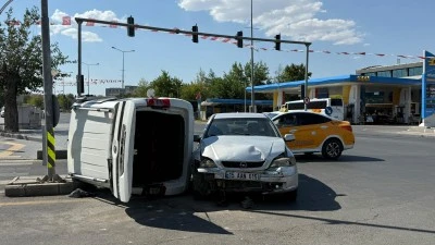 Diyarbakır’da Hafif Ticari Araç Yan Yattı Sürücüler Yaralandı