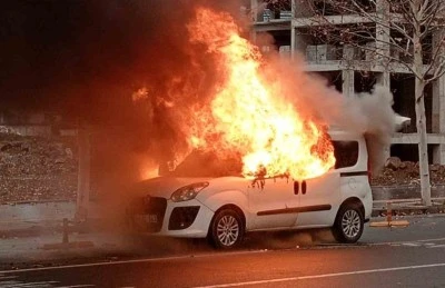 Diyarbakır’da Hafif Ticari Araç Yangında Kül Oldu