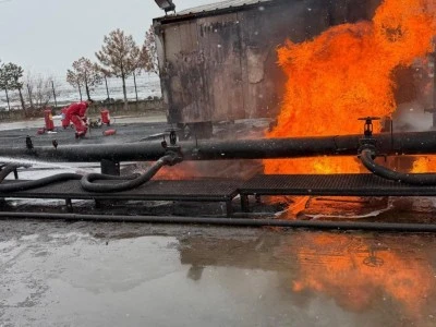 Diyarbakır'da Ham Petrol Havuzunda Yangın Paniği