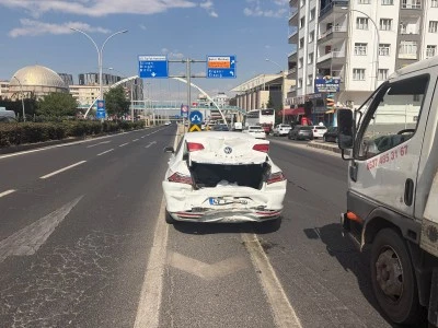 Diyarbakır'da Hamile Kadının Bulunduğu Otomobile Arkadan &Ccedil;arpttı