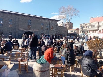 Diyarbakır&rsquo;da havaların ısınmasıyla esnafın y&uuml;z&uuml; g&uuml;ld&uuml;