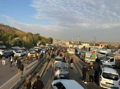 Diyarbakır’da Hayvan Pazarı Esnafından Yol Tepkisi: Mardin Yolu Kapatıldı