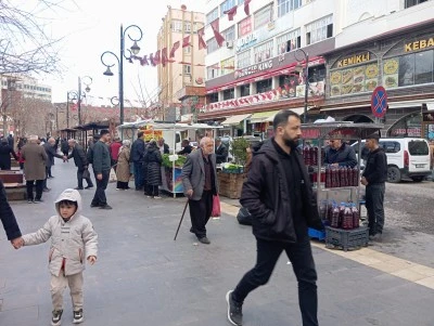 Diyarbakır&rsquo;da İftar &Ouml;ncesi Sokak Lezzetlerine Yoğun İlgi
