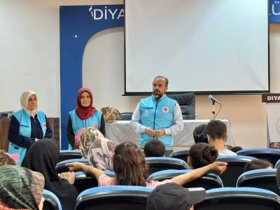 Diyarbakır’da İhtiyaç Sahibi Öğrencilere TDV’den Kırtasiye Desteği