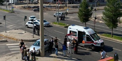 Diyarbakır&rsquo;da iki ara&ccedil; &ccedil;arpıştı: 3 yaralı