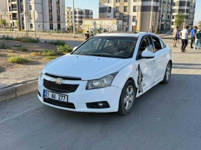 Diyarbakır’da iki aracın çarpışmasında maddi hasar oldu