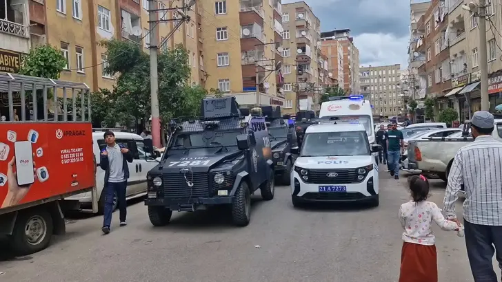 Diyarbakır&rsquo;da İki Grup Arasında Kavga: 3 Kişi Yaralandı