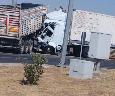 Diyarbakır’da iki tır kafa kafaya çarpıştı: 2 yaralı
