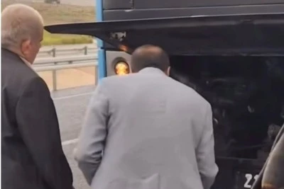 Diyarbakır'da ilginç an: Otobüsündeki Yangını Üfleyerek Söndürdü!