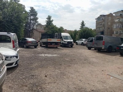 Diyarbakır&rsquo;da inşaat alanı otoparka d&ouml;nd&uuml;: Esnaf &ccedil;&ouml;z&uuml;m bekliyor