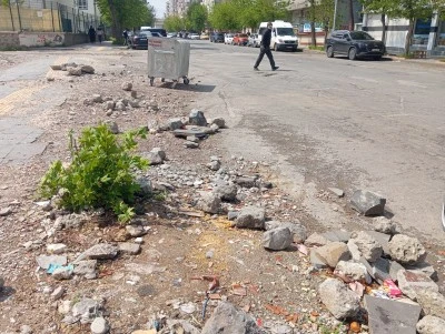 Diyarbakır&rsquo;da inşaat alanlarındaki moloz ve &ccedil;&ouml;pler tepki &ccedil;ekiyor