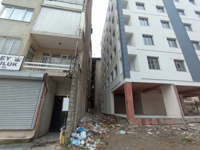 Diyarbakır&rsquo;da inşaat sahası &ccedil;&ouml;p alanına d&ouml;nd&uuml;: vatandaşlar tepkili