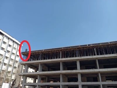 Diyarbakır&rsquo;da İnşaatta Tehlikeli Anlar: Kuralsız &Ccedil;alışma Kamerada
