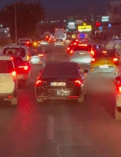 Diyarbakır&rsquo;da itfaiyeye yol a&ccedil;ıldı, bir s&uuml;r&uuml;c&uuml; ge&ccedil;işi engelledi