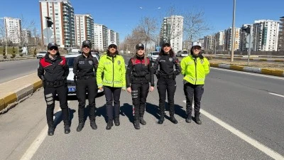 Diyarbakır'da kadın polis ve jandarmalardan jest