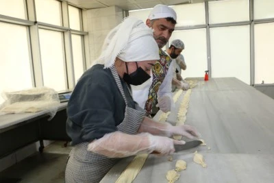 Diyarbakır'da kadınlar tatlı imalatınada el attı