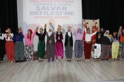 Diyarbakır'da kadınların şalvar kültürü sahneye taşındı