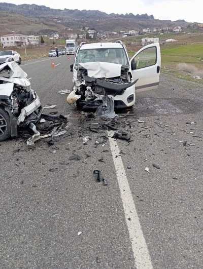 Diyarbakır'da Kafa Kafaya &Ccedil;arpışma: 6 Yaralı,